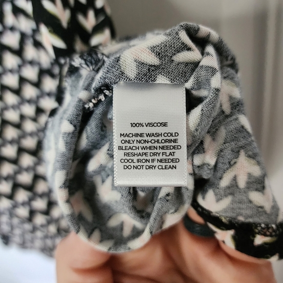 💥3/$30💥 LOFT Sleeveless Blouse - Picture 9 of 10